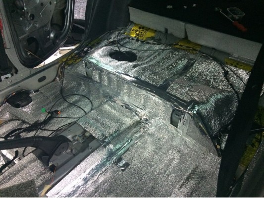 Шумоизоляция пола, арок и щитка моторного отсека