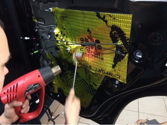 Шумоизоляция пола, арок и щитка моторного отсека